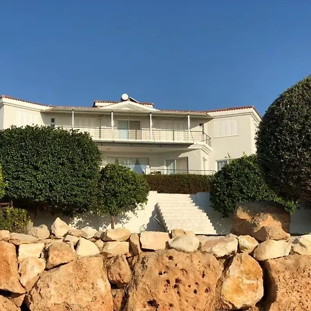 White House For A Perfect Family Holiday *