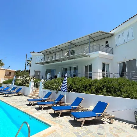 White House For A Perfect Family Holiday *